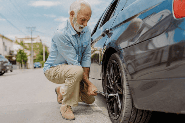 圖片來源：可商用圖庫/汽車板金烤漆流程